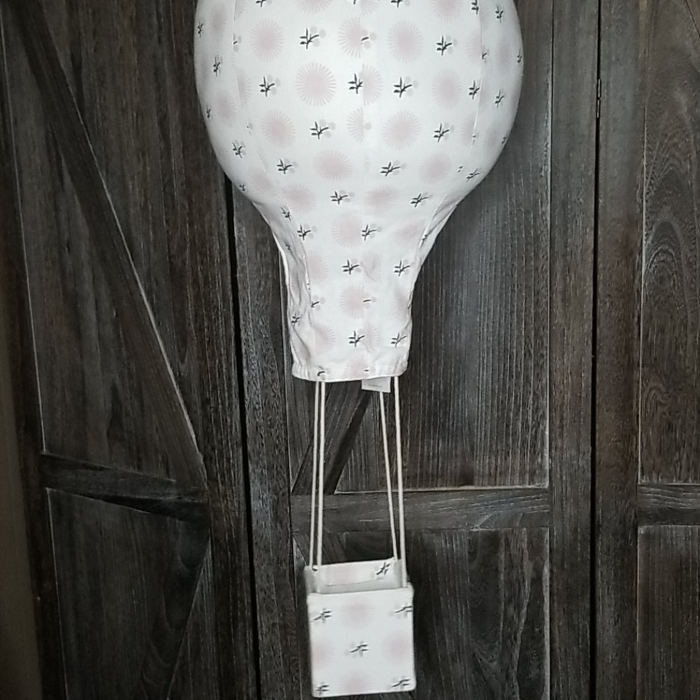 NWT lil' PYAR-Fabric Hot air balloon mobile-pink/cream floral pattern - Picture 1 of 6